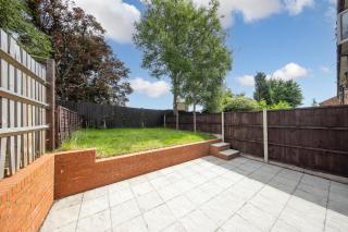 Modern home, Contractors friendly with 2 free parking spaces - Luton - 2