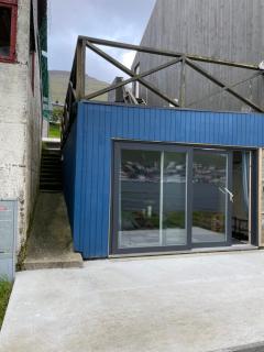 Small renovated boathouse down by the sea - 1