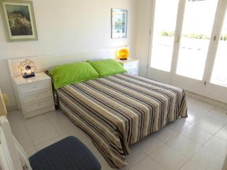 Apartamento con terraza, jardín y piscina comunitaria a 200m de la playa en Sant Carles - ES-228-130 - 2