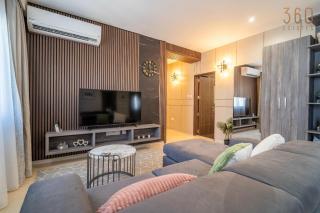 3BR Designer Stay with Outdoor Space, WIFI & AC by 360 Estates - 9