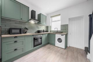 Sleek & Sunny 2BR -The Gallery House - Sleeps 5 - Family Friendly - Bolton - 2