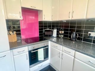 Bright, artsy 3BR home with parking & long term stay - 2