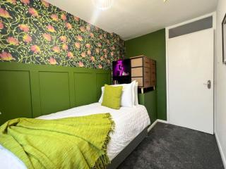 Bright, artsy 3BR home with parking & long term stay - 4