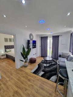 Very Cosy & Lovely 1 Bed Garden Apartment with side access - Slades Green - 4
