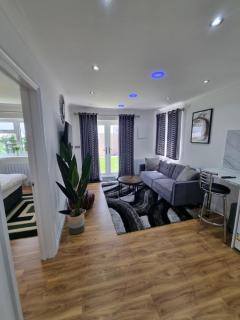 Very Cosy & Lovely 1 Bed Garden Apartment with side access - Slades Green - 8