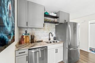 Stylish Gulfport House with Pool! Steps to Downtown Restaurants, Shops & Gulfport Beaches! - Sint-Petersburg - 1