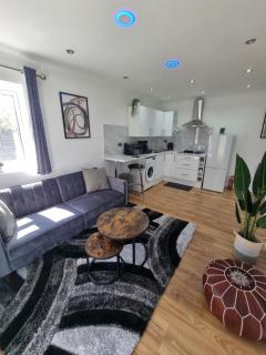 Very Cosy & Lovely 1 Bed Garden Apartment with side access - Slades Green - 6