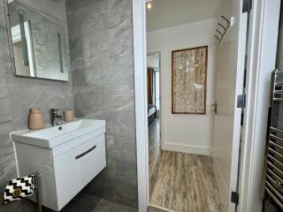 Modern Two-Bedroom Flat - Swindon - 6