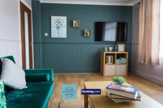 3BR Detached House At Escape & Estates Short Lets & Serviced Accommodation Keldy Cl with Garden - 6