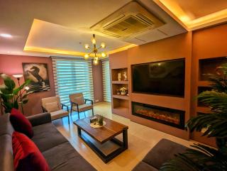 Gold Crest Mall Luxury Three-Bedroom Grand Suite - Lahore - 4