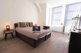 Modern 1 & 2 Bed Apartments, Desborough, Kettering, Sleeps 3, Free Parking, WIFI, Ideal for Families & Relocations - Kettering - 0