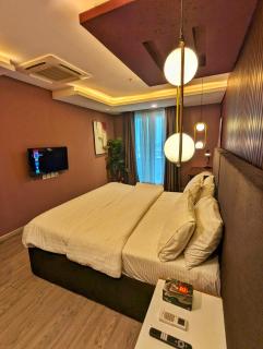 Gold Crest Mall Luxury Three-Bedroom Grand Suite - Lahore - 7
