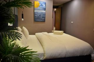 Gold Crest Mall Luxury Three-Bedroom Grand Suite - Lahore - 5
