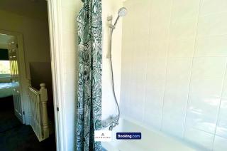 The Jungle by AltoLuxoExperience Short Lets & Serviced Accommodation With Free Parking - Bristol - 4