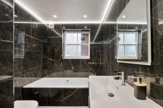 Luxury Modern 2-Bed Flat in Chic Chelsea - 3