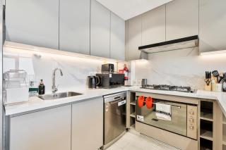 3BR Elegant Haven with Gym, Pool and 2 Parking Spaces - Sabkhah - 7