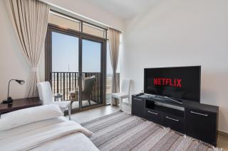 3BR Elegant Haven with Gym, Pool and 2 Parking Spaces - Sabkhah - 8