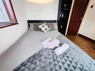 The Portuguese 3 Bedroom House & Studio By AltoLuxoExperience Short Lets & Serviced Accommodation With Free Parking - Bristol - 7
