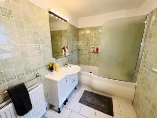The Portuguese 3 Bedroom House & Studio By AltoLuxoExperience Short Lets & Serviced Accommodation With Free Parking - Bristol - 3