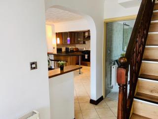 The Portuguese 3 Bedroom House & Studio By AltoLuxoExperience Short Lets & Serviced Accommodation With Free Parking - Bristol - 2