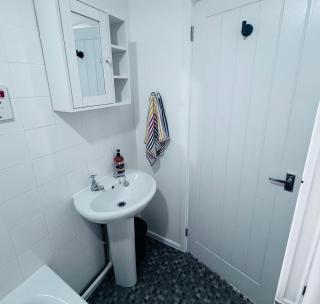 Surf 'n' Sands in Porthtowan Beachfront Apartment - 2