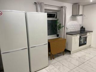 Spacious double bedroom with private bathroom ensuite and a new quality mattress in London Canary Wharf for short stay or long let near O2 and Excel Exhibition centre with easy reach from all airports in around London - Londen - 3