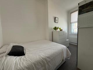Brilliantly Located 2BD Retreat in West London - 7