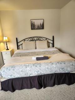 Alpenrose 204 Hottubs, Mountains View, KING bed - Golden - 6