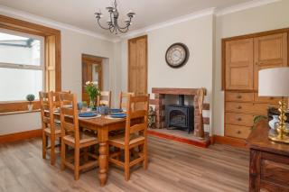 4-Bed House sleeps 8 Groups & Work Stays - 9