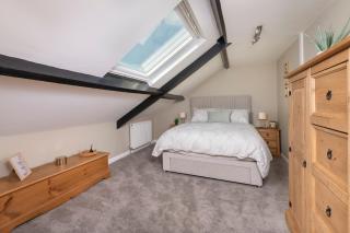 4-Bed House sleeps 8 Groups & Work Stays - 5