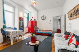 Apt dancing queens am Rosenthaler Platz - 1