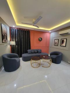 Cozy 2BR Apartment with Pool, Cinema & Gym - Lahore - 8