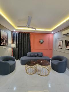 Cozy 2BR Apartment with Pool, Cinema & Gym - Lahore - 0