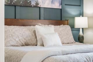 Water's Edge & Golf Course View - 5