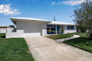 Madeira Beach Family & Pet Friendly Luxury Getaway - Seminole - 3