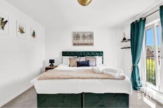 OnSiteStays - 4 Large Bedrooms 3 Bathrooms 1 WC Parking Garden & Wifi - 5