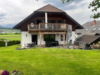 Stunning Luxury Holiday Accommodation, Sleeps 4, Living Room, Kitchen, Games Room and Bar - - 9