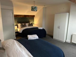 BIG 7-bed Contractor House in Derby by PureStay - 7 nights min! - 1