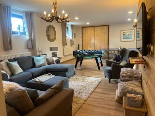 Stunning Luxury Holiday Accommodation, Sleeps 4, Living Room, Kitchen, Games Room and Bar - - 2