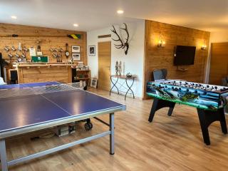 Stunning Luxury Holiday Accommodation, Sleeps 4, Living Room, Kitchen, Games Room and Bar - - 1