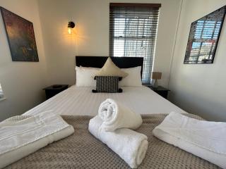 The Hideaway - 2-Bedroom Apartment with outdoor terrace & free parking - Lancaster - 1