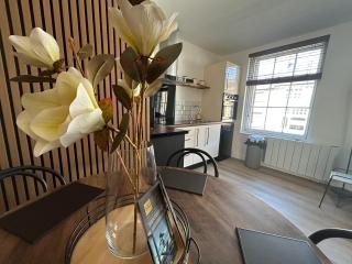 The Hideaway - 2-Bedroom Apartment with outdoor terrace & free parking - 5