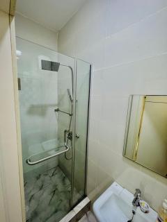 Luxury 2 Bedroom Apartment with - 24hrs POWER, Security, Wi-Fi - Lekki - 2