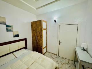 Luxury 2 Bedroom Apartment with - 24hrs POWER, Security, Wi-Fi - Lekki - 7