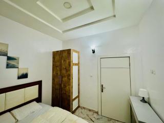 Luxury 2 Bedroom Apartment with - 24hrs POWER, Security, Wi-Fi - Lekki - 6