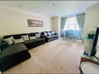Modern 3 Bedroom Apartment, Free Parking, 2 bathrooms, sleeps 6, central prime location - Motherwell - 0