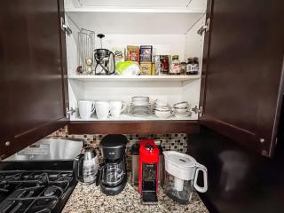 Art Downtown Fulton Market Entire 3 bedroom Home Sleep10 Private Garage Roof EV Tesla - Chicago - 1