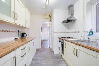 High Wycombe 4 Bedroom House Sleeps 8 Parking - By Roost Accommodation - 5