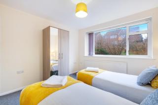 High Wycombe 4 Bedroom House Sleeps 8 Parking - By Roost Accommodation - 4