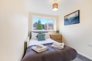 High Wycombe 4 Bedroom House Sleeps 8 Parking - By Roost Accommodation - 3